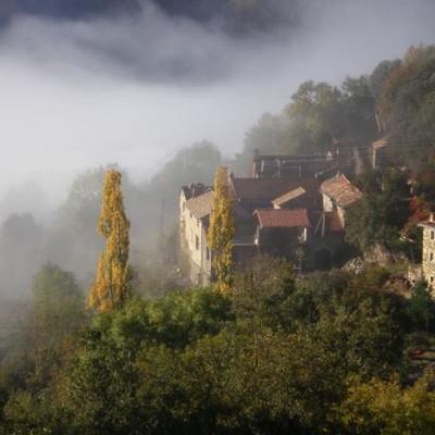 Village cévenol dans la brume