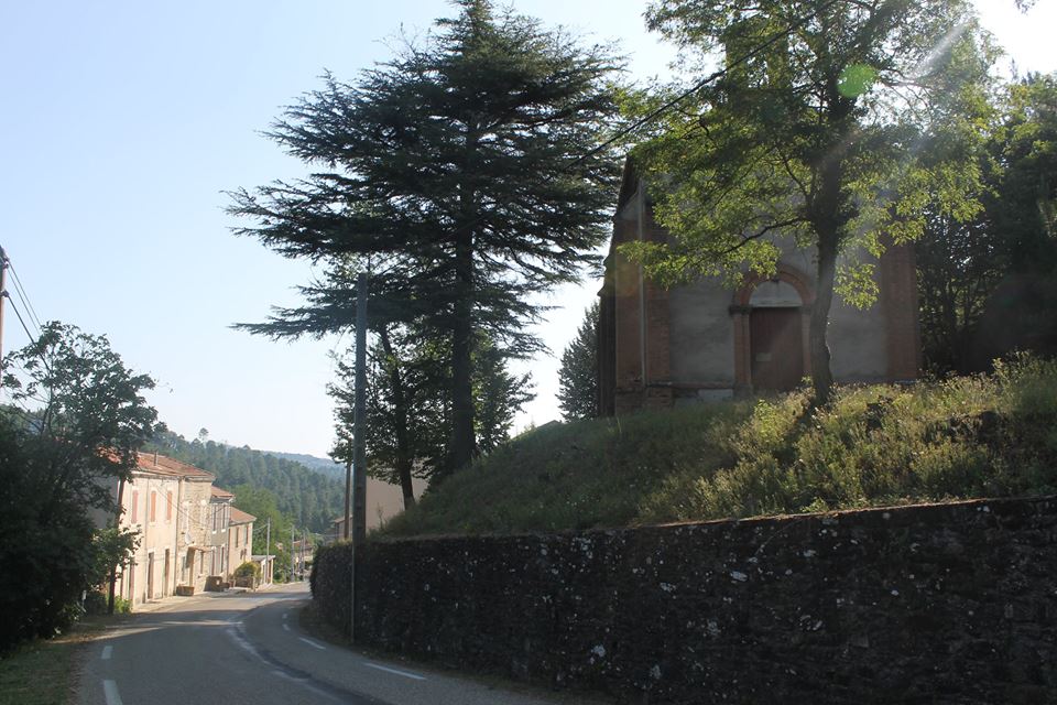 Entré du village de La Vernarède, à droite le Temple.