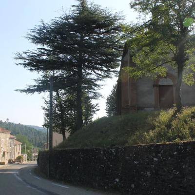 Entré du village de La Vernarède, à droite le Temple.