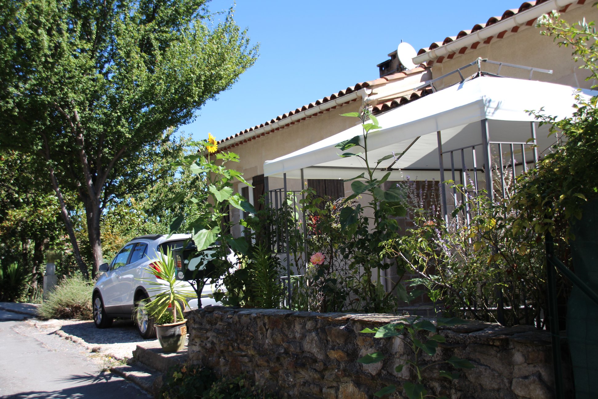 Le gîte, parking, entrée...