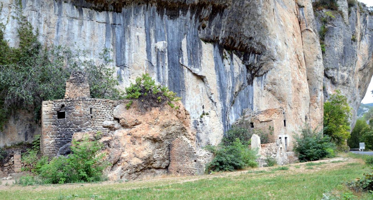 En passant par les baumes des gorges du Tarn ..