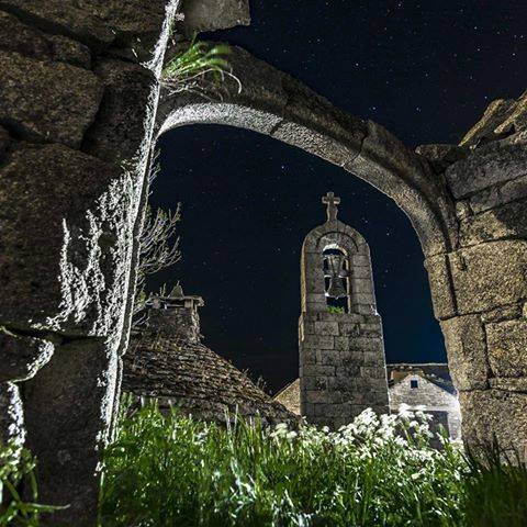 Mont Lozère la nuit, vue sur le clocher de Tourmente de la Fage et son four à pain